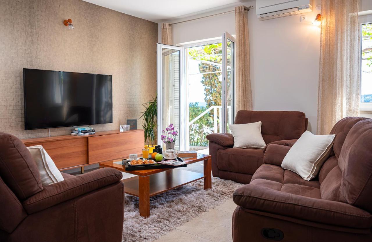 Hotel Sun Gardens Dubrovnik Orasac Esterno foto A living room with a television set