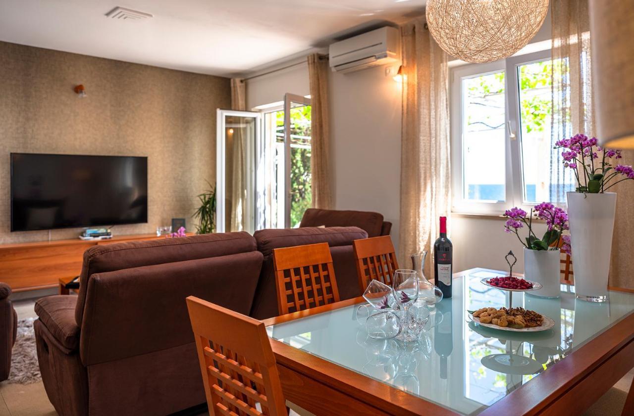 Hotel Sun Gardens Dubrovnik Orasac Esterno foto A living room with a glass table