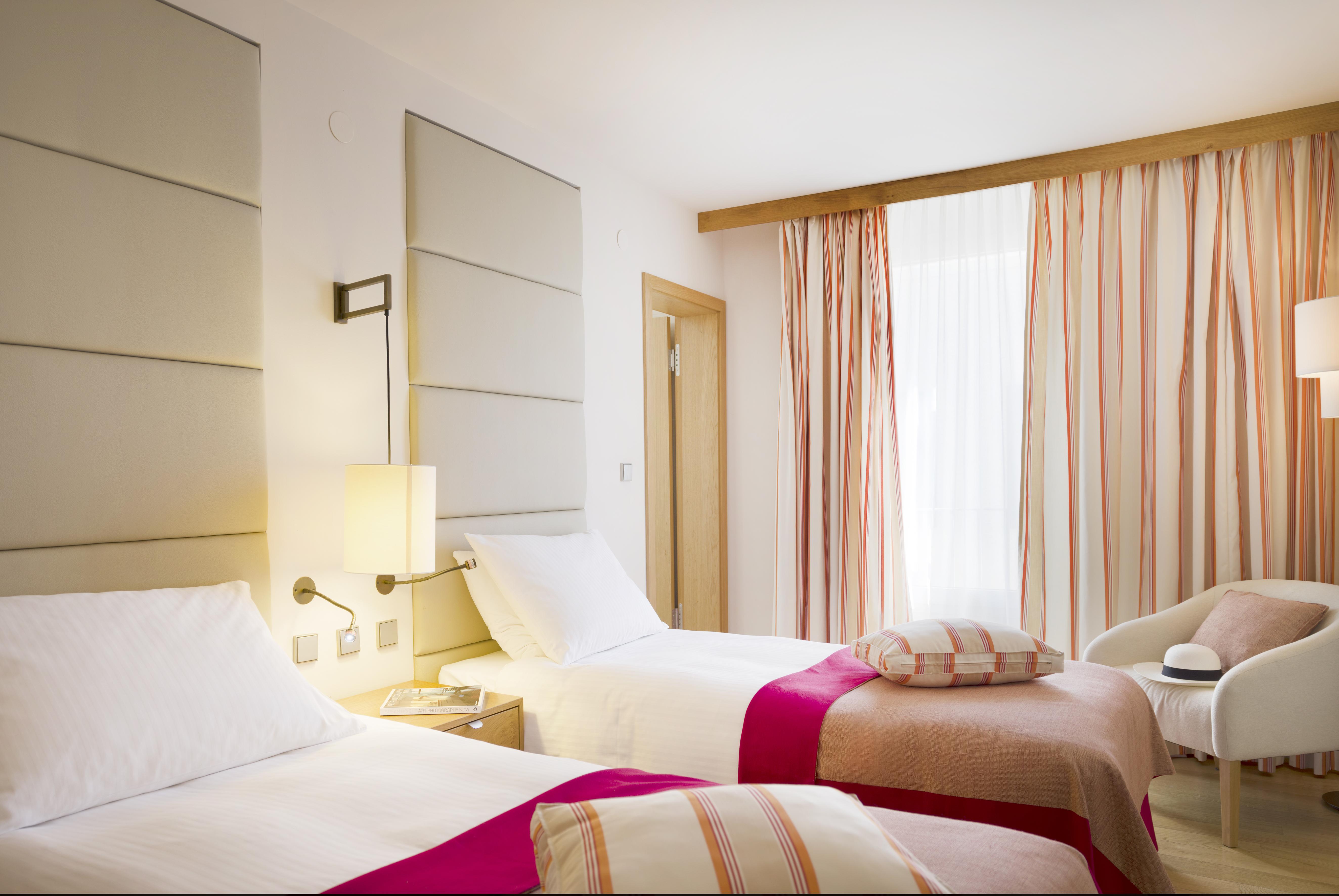 Hotel Sun Gardens Dubrovnik Orasac Esterno foto A room at the hotel