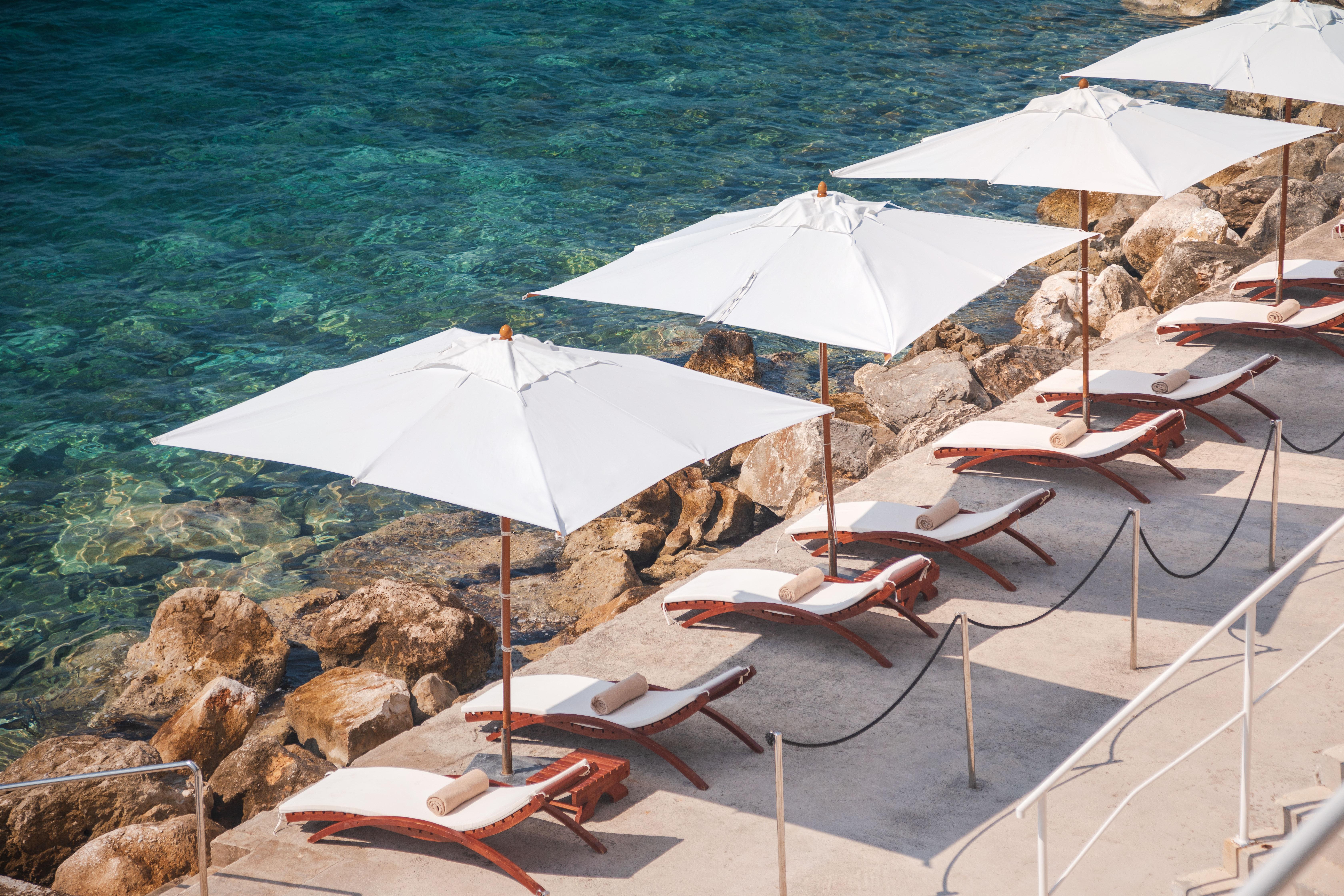 Hotel Sun Gardens Dubrovnik Orasac Esterno foto Beach chairs and umbrella