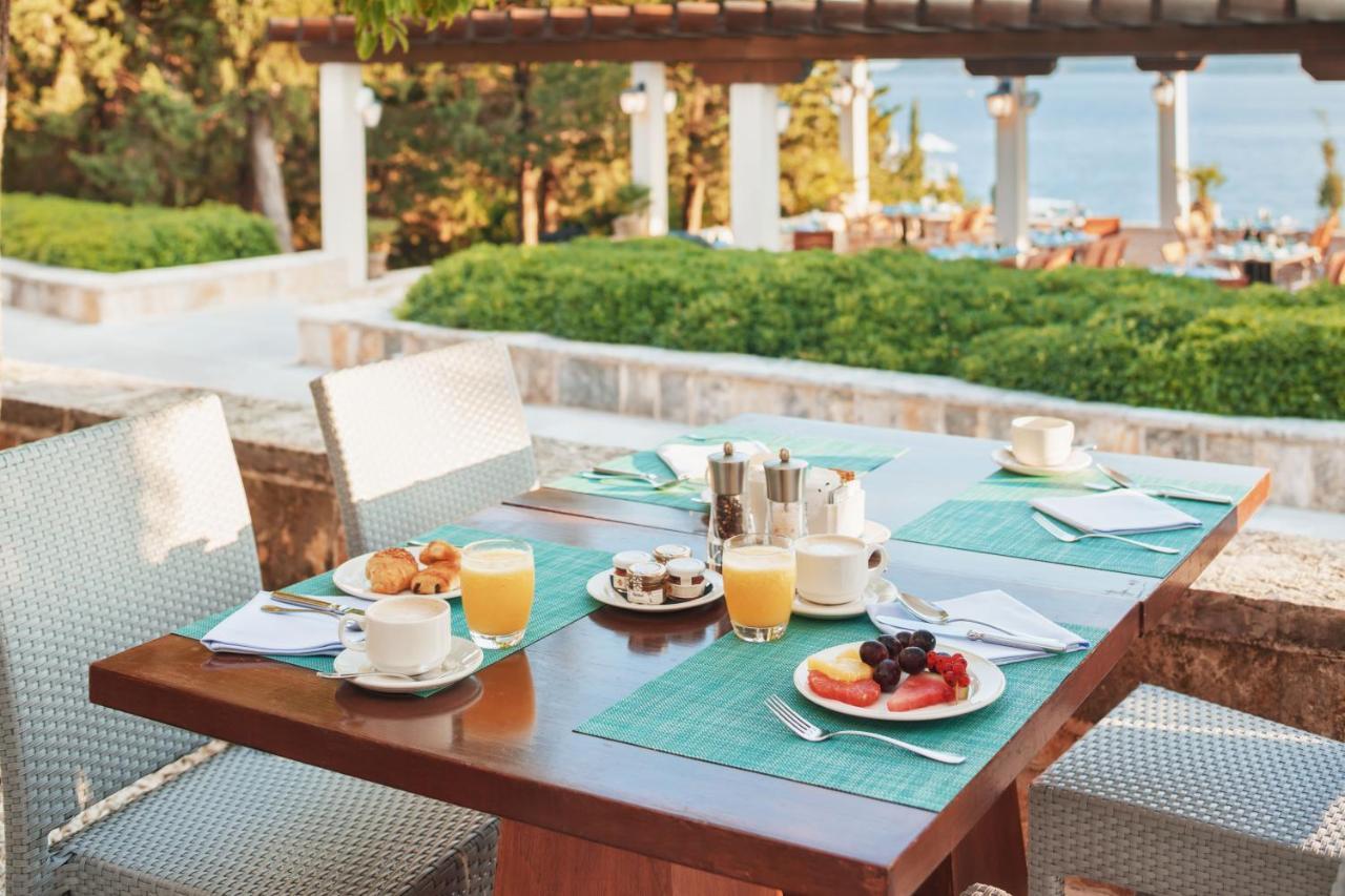 Hotel Sun Gardens Dubrovnik Orasac Esterno foto A breakfast table